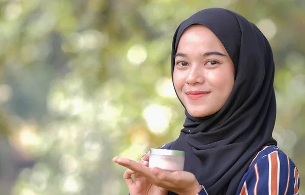 Modello Femminile Close Con Hijab Tenere Cosmetici Guardando Alla Fotocamera — Foto Stock