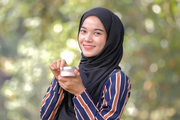 Close Model Perempuan Dengan Hijab Memegang Kosmetik Dan Melihat Kamera — Stok Foto