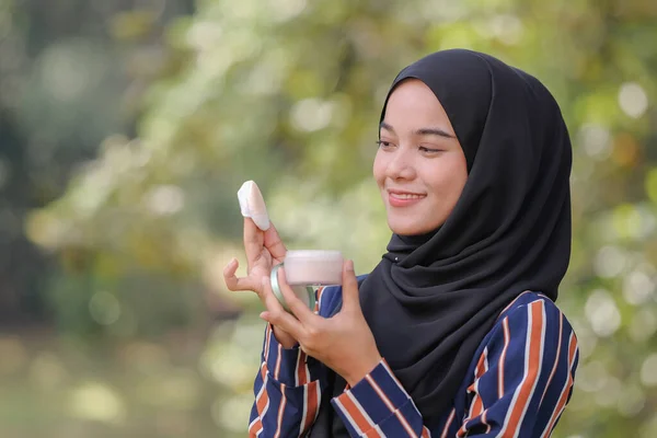 Primer Plano Modelo Femenino Con Hijab Mantenga Cosmética Mirando Cámara —  Fotos de Stock