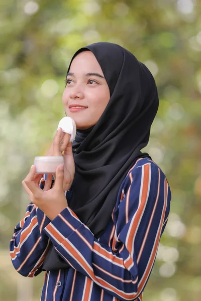 Close Model Perempuan Dengan Hijab Menerapkan Makeup Wajahnya Wanita Muda — Stok Foto