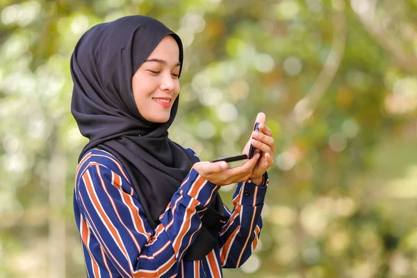 Modello Femminile Close Con Hijab Tenere Cosmetici Con Sfondo Sfocato — Foto Stock