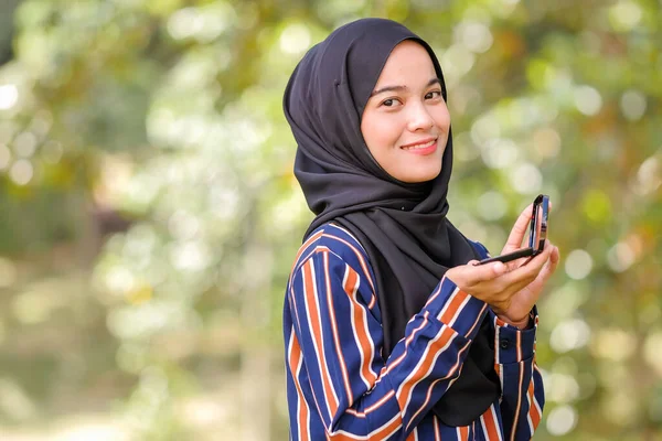 Close Vrouwelijk Model Met Hijab Houden Cosmetische Zoek Naar Camera — Stockfoto