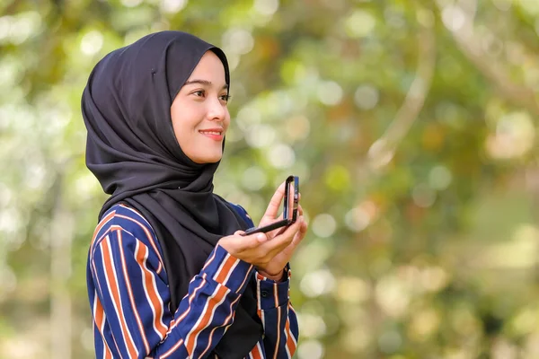 Modello Femminile Close Con Hijab Tenere Cosmetici Con Sfondo Sfocato — Foto Stock