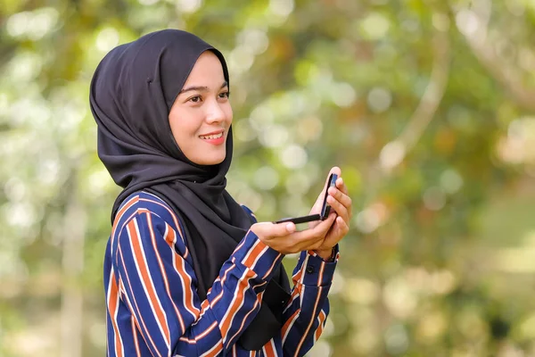 Close Vrouwelijk Model Met Hijab Houden Cosmetische Met Wazig Achtergrond — Stockfoto