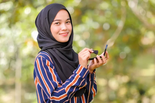 Mooie Jonge Vrouw Aanbrengen Blusher Haar Gezicht Met Behulp Van — Stockfoto