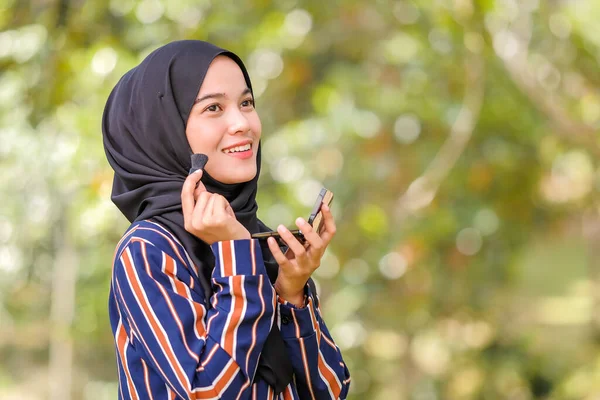 Hermosa Mujer Joven Aplicando Colorete Cara Usando Cepillo Concepto Moda —  Fotos de Stock