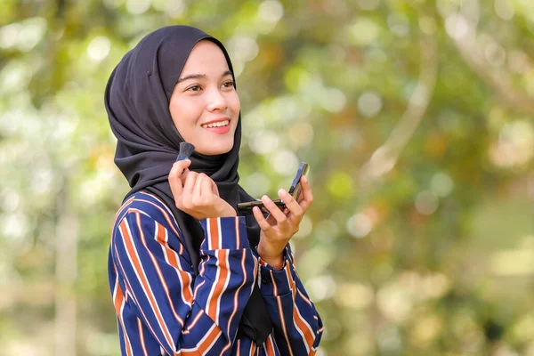 Mooie Jonge Vrouw Aanbrengen Blusher Haar Gezicht Met Behulp Van — Stockfoto