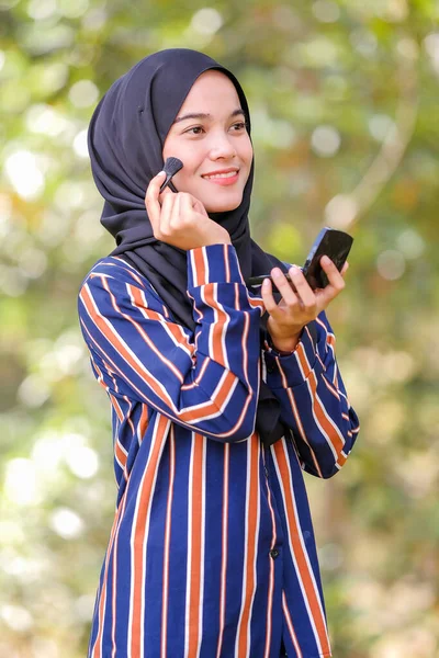 Beautiful Young Woman Applying Blusher Her Face Using Brush Fashion — Stock Photo, Image