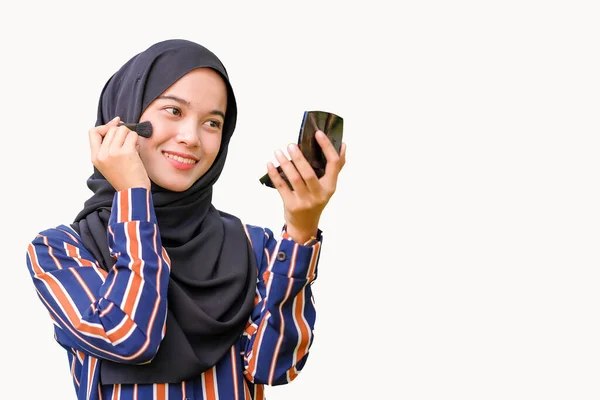 Wanita Muda Cantik Menerapkan Blusher Wajahnya Menggunakan Kuas Mode Dan — Stok Foto