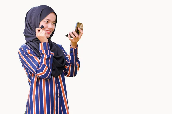 Wanita Muda Cantik Menerapkan Blusher Wajahnya Menggunakan Kuas Mode Dan — Stok Foto