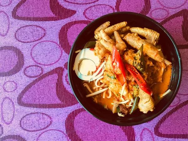 咖喱粉或Mee Kari是马来西亚文化中一种受欢迎的传统辣面汤 — 图库照片
