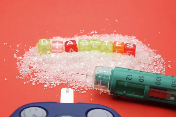 Hälsobegreppet Socker Med Diabetes Ordalydelse Glukometer Och Insulin Röd Bakgrund — Stockfoto