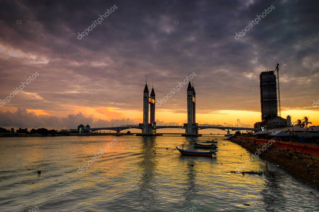 Hermoso puente de tiro de Terengganu durante el amanecer. El puente