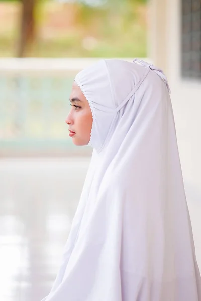 マレーシアの若いイスラム教徒の女性はモスクでTelekungまたは白いヒジャーブの祈りを着て — ストック写真