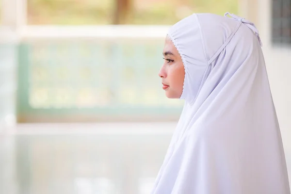 Wanita Muslim Muda Malaysia Mengenakan Telekung Atau Hijab Putih Berdoa — Stok Foto