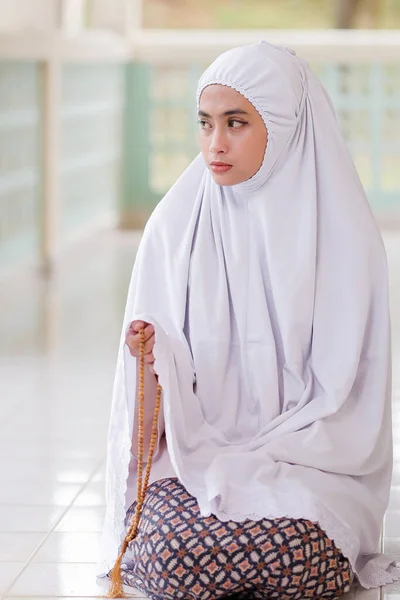 Berdoa Wanita Dengan Manik Manik Islam Tradisional Tangan Dan Berlutut — Stok Foto