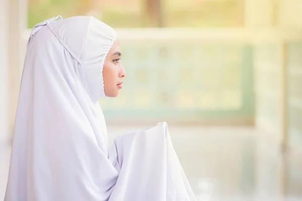 マレーシアの若いイスラム教徒の女性はモスクでTelekungまたは白いヒジャーブの祈りを着て — ストック写真