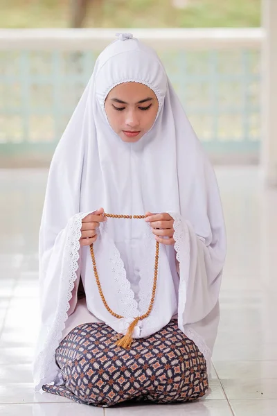 Berdoa Wanita Dengan Manik Manik Islam Tradisional Tangan Dan Berlutut — Stok Foto