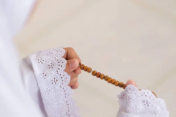 Mujer Rezando Con Cuentas Islámicas Tradicionales Mano Arrodillada Una Mezquita — Foto de Stock
