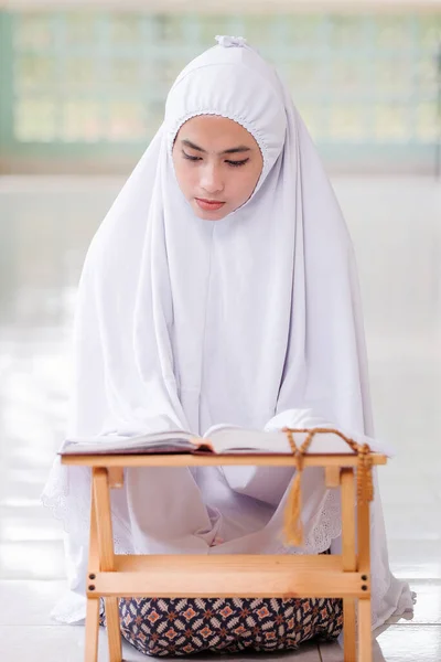Молодая Мусульманка Читающая Коран Мечети — стоковое фото