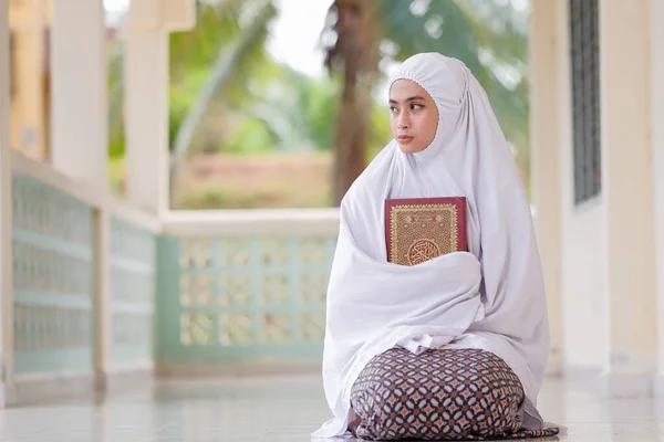 Moslimvrouwen Die Koran Vasthouden Moskee Voor Het Gebed — Stockfoto