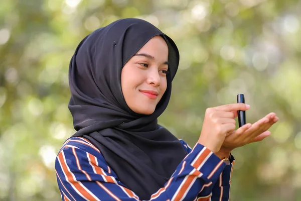 Smiley Mooie Jonge Moslim Vrouw Dragen Hijab Het Houden Van — Stockfoto