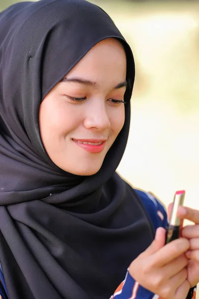 Sorridente Bella Giovane Donna Musulmana Indossando Hijab Tenendo Rossetto Sfondo — Foto Stock