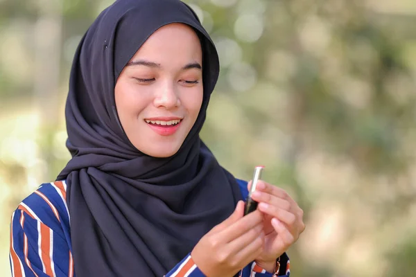 Sorridente Bela Jovem Muçulmano Mulher Vestindo Hijab Segurando Batom Fundo — Fotografia de Stock