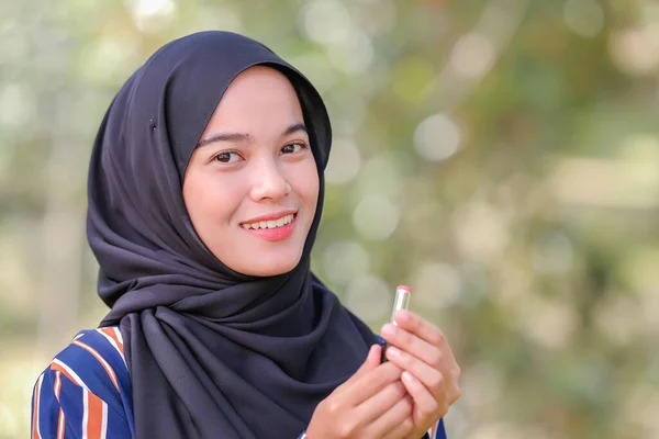 Sorridente Bela Jovem Muçulmano Mulher Vestindo Hijab Segurando Batom Fundo — Fotografia de Stock