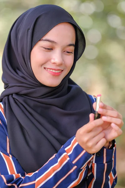 Smiley Schöne Junge Muslimin Trägt Hijab Und Hält Einen Lippenstift — Stockfoto