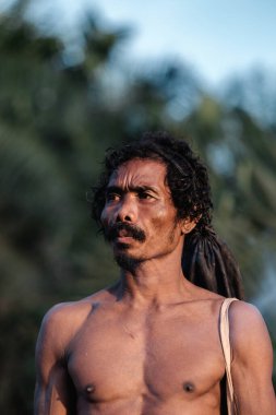 Yaşlı Asyalı erkekler sigara içiyor. Orang Aslı, Muadzam Şah, Pahang, Malezya 'da bir köyde.