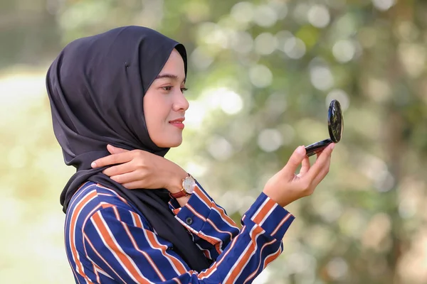 Sorridente Bela Jovem Muçulmano Mulher Vestindo Hijab Segurando Batom Fundo — Fotografia de Stock