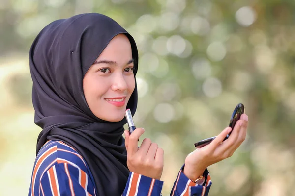 Sorridente Bella Giovane Donna Musulmana Indossa Hijab Possesso Rossetto Specchio — Foto Stock