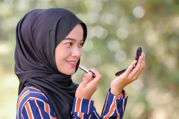 Smiley Vakker Ung Muslimsk Kvinne Med Hijab Som Bruker Leppestift – stockfoto