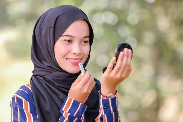 Smiley Cantik Muslim Muda Wanita Mengenakan Jilbab Menerapkan Lipstik Memegang — Stok Foto