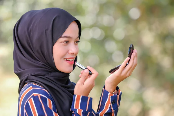 Sorridente Bella Giovane Donna Musulmana Che Indossa Hijab Applicando Rossetto — Foto Stock