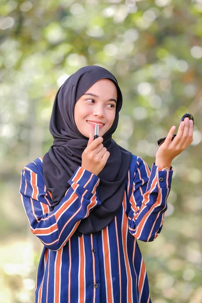 Smiley Cantik Muslim Muda Wanita Mengenakan Jilbab Menerapkan Lipstik Memegang — Stok Foto