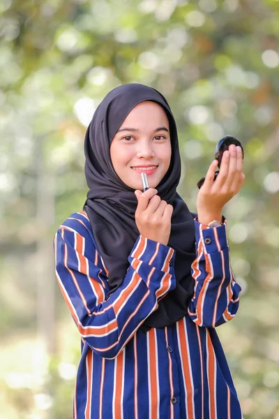 Smiley Beautiful Young Muslim Woman Wearing Hijab Applying Lipstick Holding — Stock Photo, Image