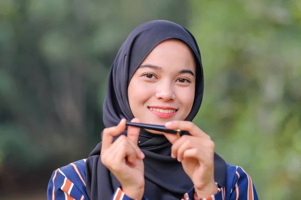 Mooie Hijab Meisje Dragen Moderne Jurk Houden Mascara Fles Groene — Stockfoto