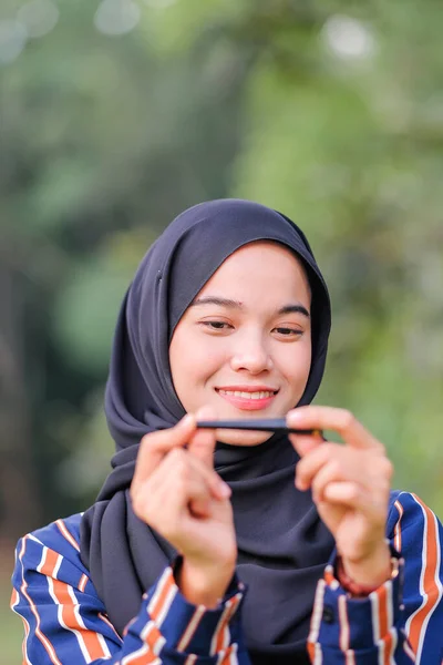 Gadis Hijab Cantik Mengenakan Gaun Modern Memegang Botol Maskara Atas — Stok Foto