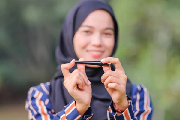 Bella Ragazza Hijab Indossa Abito Moderno Con Bottiglia Mascara Sfondo — Foto Stock