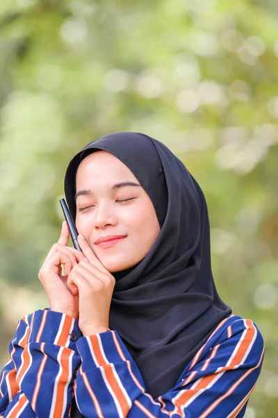 Mooie Hijab Meisje Dragen Moderne Jurk Houden Mascara Fles Groene — Stockfoto