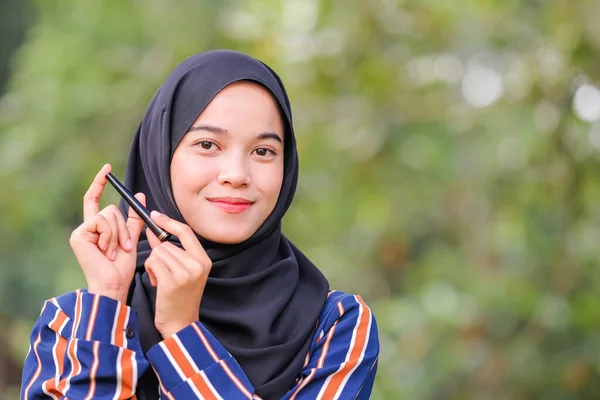 Vakker Hijab Jente Iført Moderne Kjole Holder Mascara Flaske Grønn – stockfoto