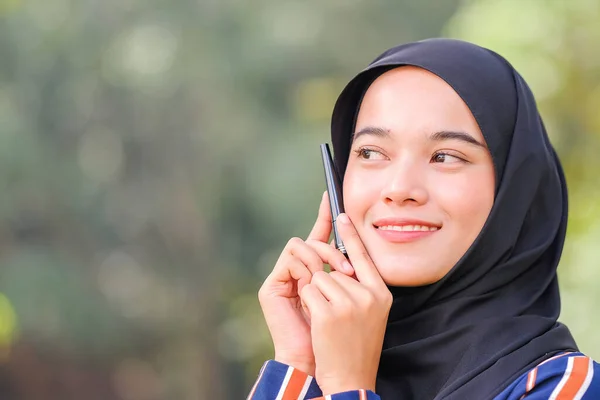 Gadis Hijab Cantik Mengenakan Gaun Modern Memegang Botol Maskara Atas — Stok Foto