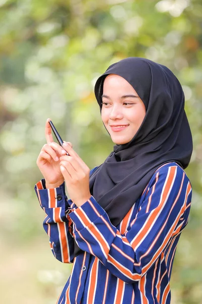 Krásné Hidžáb Dívka Sobě Moderní Šaty Drží Řasenku Láhev Přes — Stock fotografie