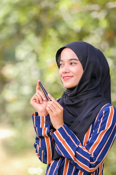 Hermosa Chica Hijab Con Vestido Moderno Sosteniendo Botella Rímel Sobre —  Fotos de Stock