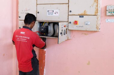 Muadzam Şah, Malezya - 31 Ocak 2020: Elektrik panelinin önündeki elektrik kablosu kontrol ve dağıtım sisteminde elektrik sistemi.