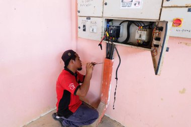 Muadzam Şah, Malezya - 31 Ocak 2020: Elektrik panelinin önündeki elektrik kablosu kontrol ve dağıtım sisteminde elektrik sistemi.