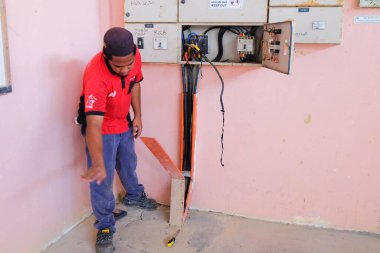 Muadzam Şah, Malezya - 31 Ocak 2020: Elektrik panelinin önündeki elektrik kablosu kontrol ve dağıtım sisteminde elektrik sistemi.