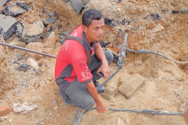 Muadzam Şah, Malezya - 31 Ocak 2020: Elektrik kablosu tamiri, altında hasar görmüş kabloyla açık siper .